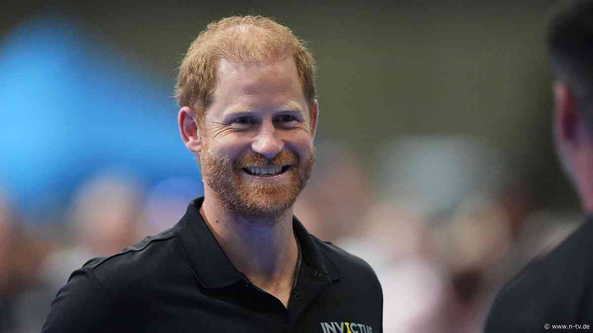Erste Aktion nach Rückkehr : Prinz Harry springt für den guten Zweck aus dem Flugzeug 