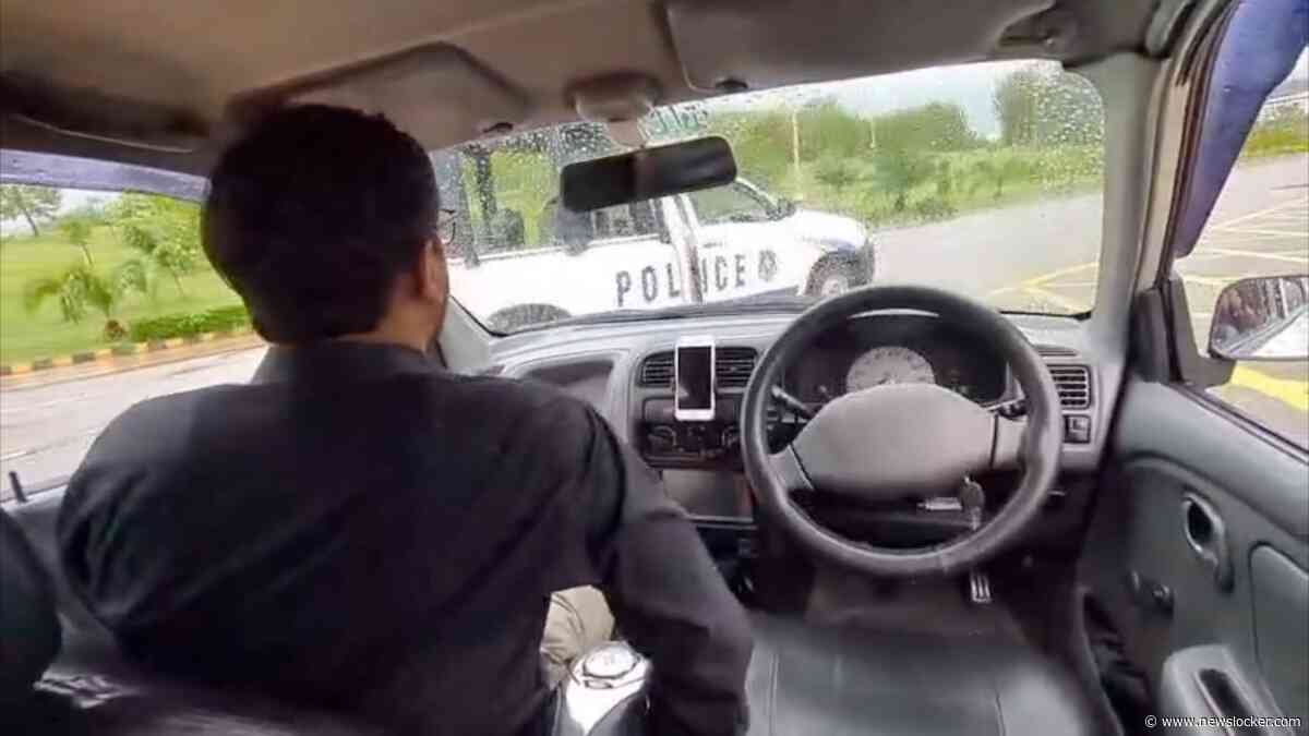 Zelfrijdende auto uit Pakistan heeft lovende reporter aan boord, ramt vervolgens politieauto