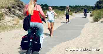 Fietsers op e-bikes negeren verbod en fietsen gewoon de duinen op: ‘Ik word nog eens zó boos’