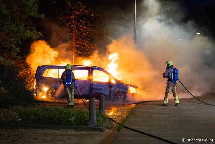Busje bij Reinaldapark brand volledig uit: Politie vermoedt brandstichting
