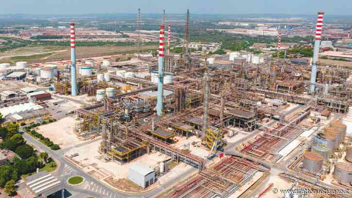 Ex Ilva, a Taranto lettera di licenziamento per 2500 lavoratori dell’indotto. I sindacati: “Rischio bomba sociale”. E chiedono aiuto al governo (che a distanza di 100km festeggia la sua longevità)