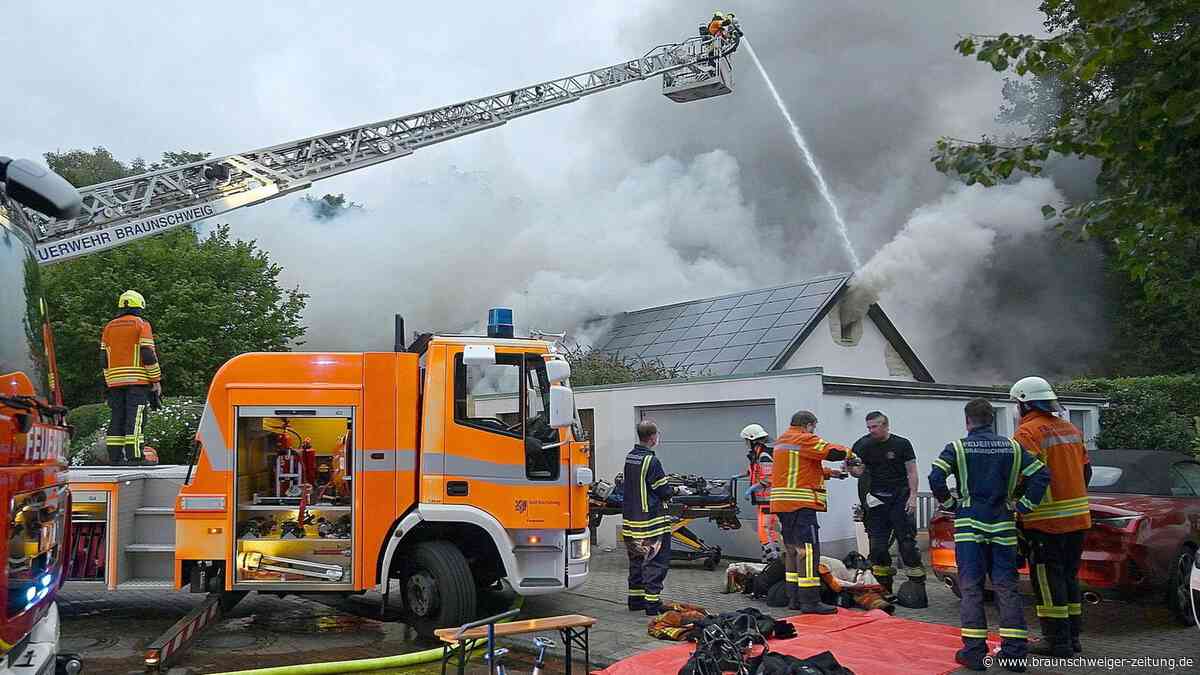 Großeinsatz in Braunschweig: Einfamilienhaus brennt, vier Feuerwehrkräfte verletzt