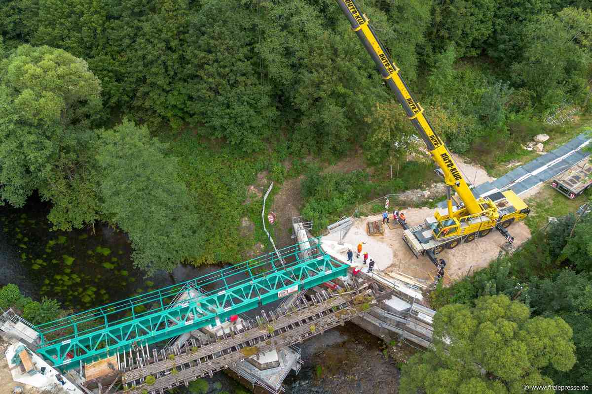 Lückenschluss am Mulderadweg im Erzgebirge: Brücke kommt an ihren alten Platz