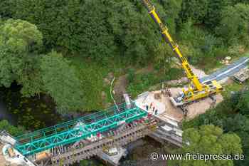 Lückenschluss am Mulderadweg im Erzgebirge: Brücke kommt an ihren alten Platz