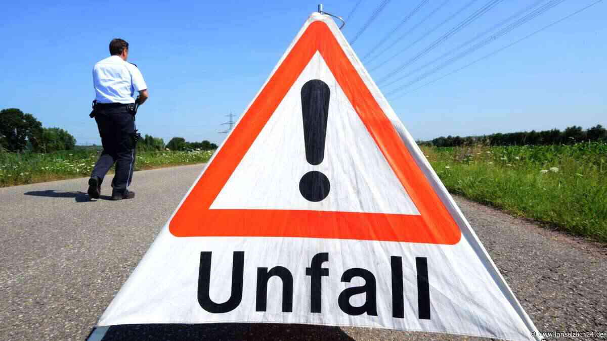 Unfall bei Soyen: B15 voll gesperrt – Einsatzkräfte vor Ort