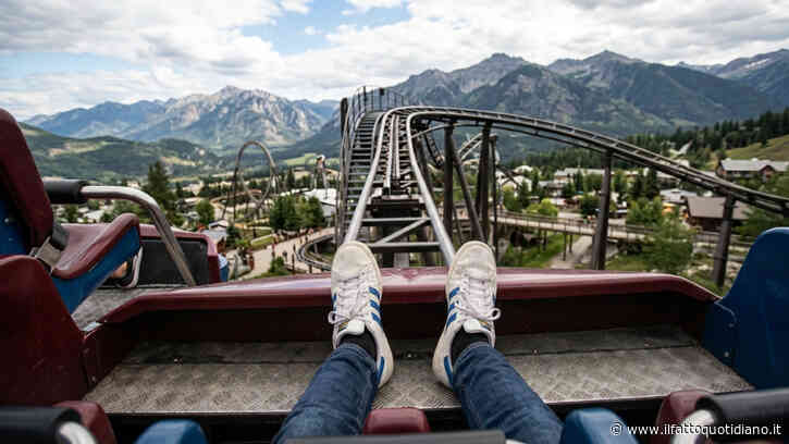 “La cintura le si è avvolta intorno e l’ha tirata, è stata trascinata per diversi metri mentre il vagone delle montagne russe scendeva a diversi metri da terra”: 60enne ricoverata in ospedale con trauma cranico, è grave