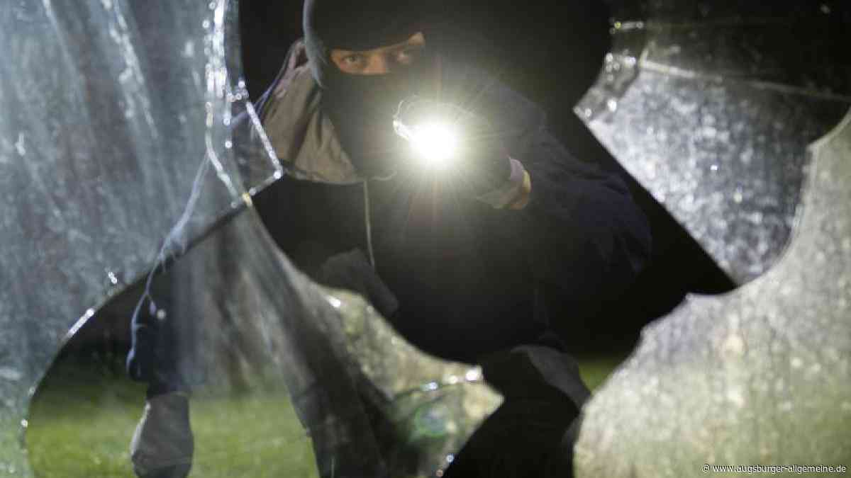 Augsburgerin beobachtet Einbrecher und ruft Polizei