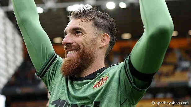 Wolves keeper Sa signs new contract