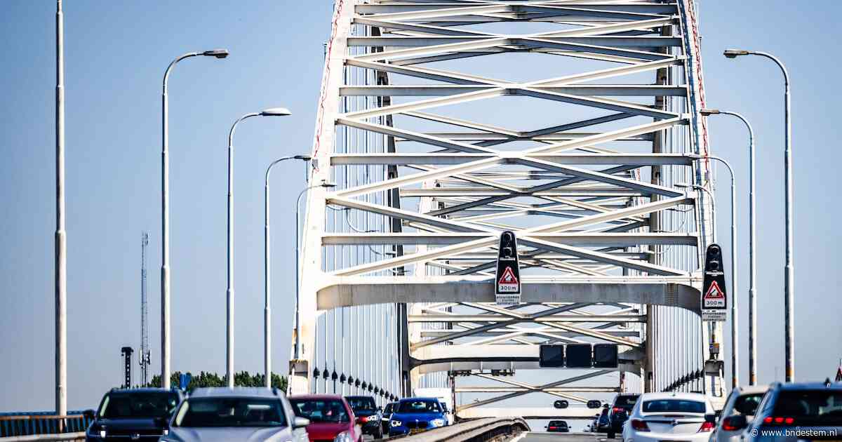 Nog steeds honderden vrachtwagens per dag over Merwedebrug