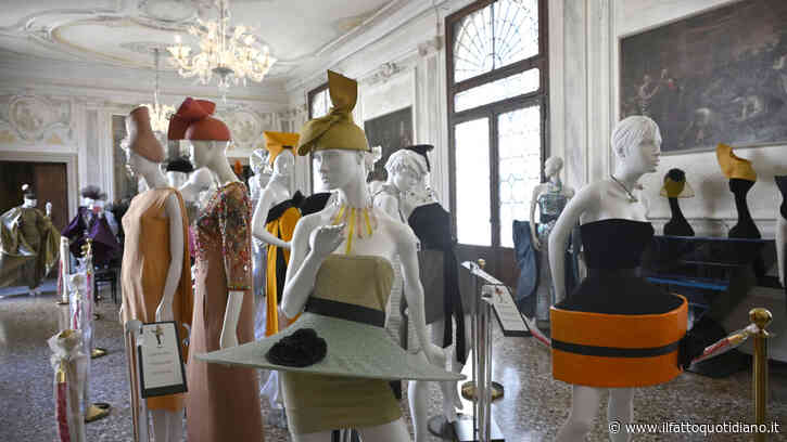 A Venezia apre la Casa-Museo Pierre Cardin: 350 abiti fanno rivivere il palazzo (e il mito) dello stilista-architetto che vestì i Beatles e inventò la moda del futuro