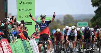 Olav Kooij verslaat Tim Merlier en sprint naar zege in Ronde van Groot-Brittannië