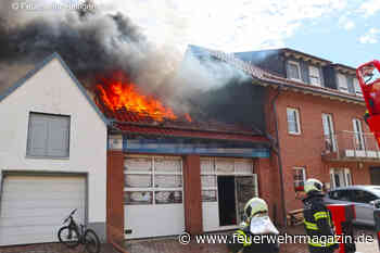 Mehr als 120 Kräfte, zwei Drehleitern und ein Bagger bei Großbrand