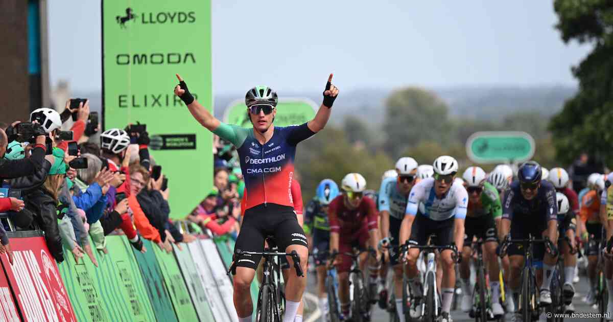 Olav Kooij verslaat Tim Merlier en sprint naar zege in Ronde van Groot-Brittannië