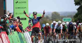 Olav Kooij verslaat Tim Merlier en sprint naar zege in Ronde van Groot-Brittannië