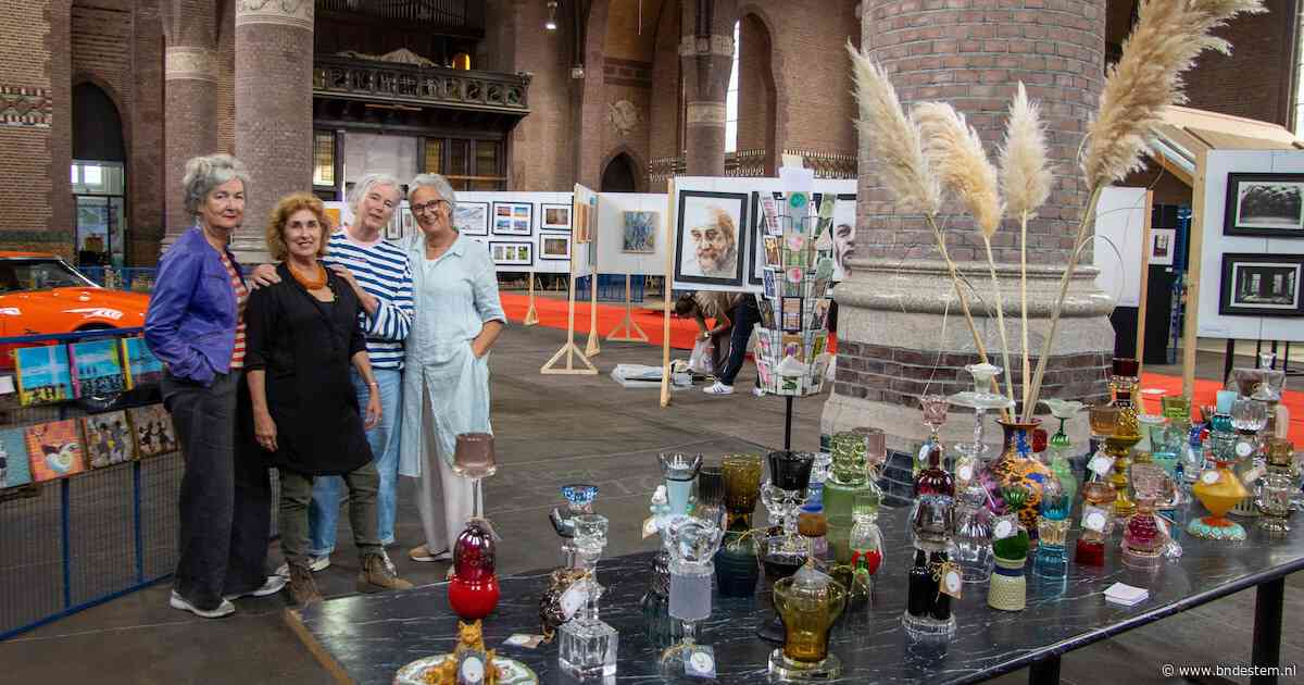 Kunstenaars vullen lege kerk in Standdaarbuiten, terwijl eigenaar Adrie blijft dromen van woningbouw