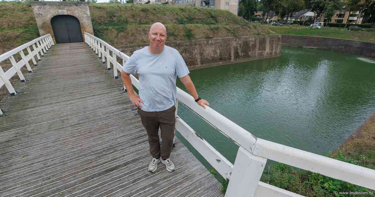 Blauwalg verandert gracht rond het Ravelijn in groene brei: vissers slaan alarm