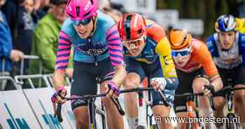 Martijn Rasenberg maakt vier uur lang grote indruk in de ZLM Tour onder extreme omstandigheden: ‘Bijna van de weg geblazen met windkracht zes’