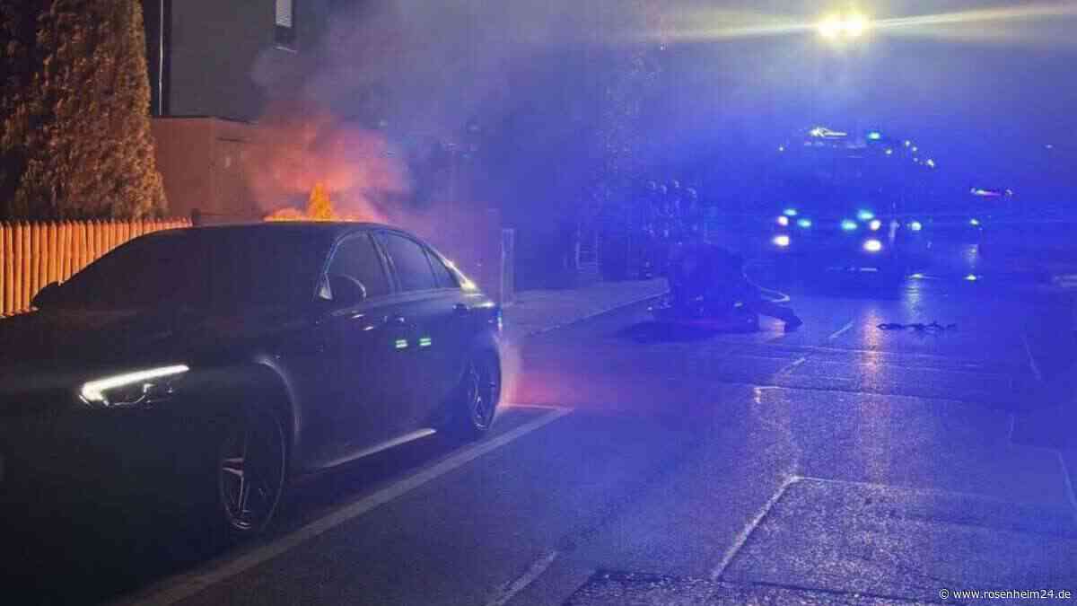 Geparkter Mercedes brennt in Oberbayern lichterloh – jetzt gibt es einen schockierenden Verdacht