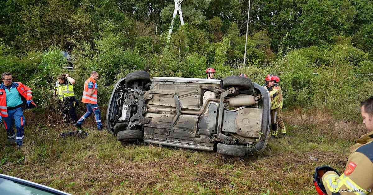 Auto crasht in bocht van A27 en slaat over de kop; geen spoor van bestuurder