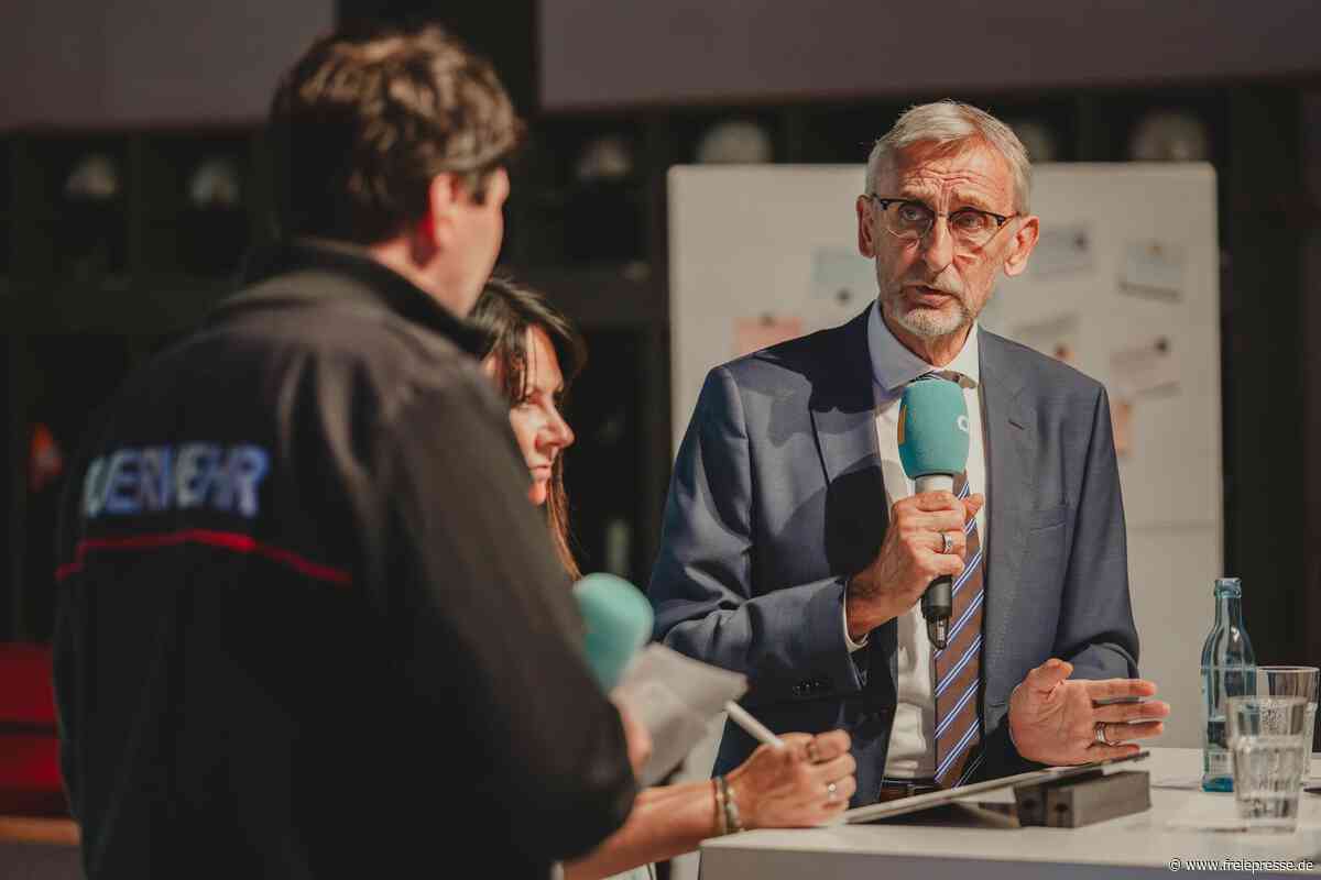 Innenminister Armin Schuster beim Blaulicht-Dialog in Flöha: „Das nehme ich mal mit“