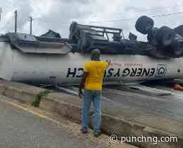 Fuel tanker overturns on Lagos road