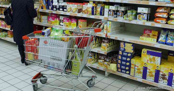 Vendite al dettaglio giù a luglio, calano anche i consumi alimentari: “Italiani costretti a una dieta forzata”