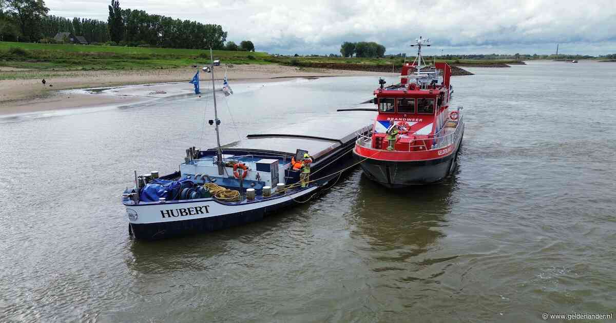 Vrachtschip Hubert raakt lek op de Waal bij Ooij