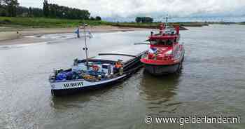 Vrachtschip Hubert raakt lek op de Waal bij Ooij