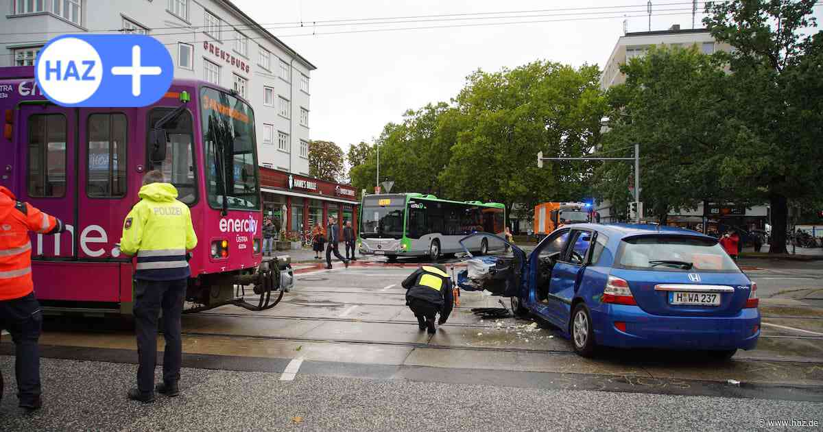 Haltestelle Vier Grenzen: Auto fährt gegen Stadtbahn