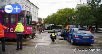 Haltestelle Vier Grenzen: Auto fährt gegen Stadtbahn
