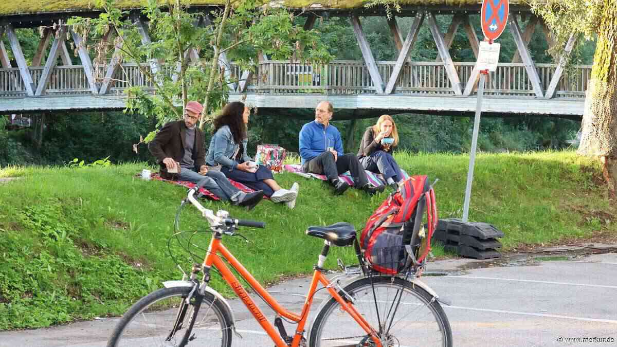Mit Picknickdecke gegen Rodung: Umweltschützer halten Loisach-Baustelle auf – Streit mit Behörden