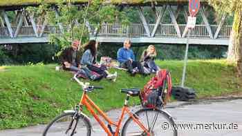 Mit Picknickdecke gegen Rodung: Umweltschützer halten Loisach-Baustelle auf – Streit mit Behörden