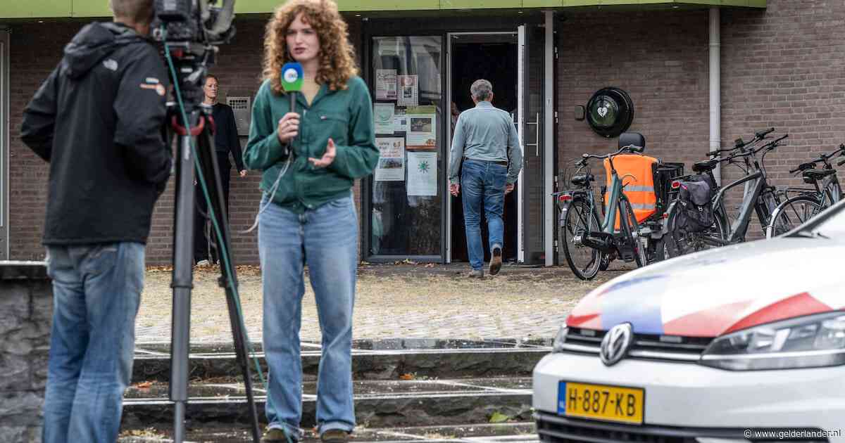 Overasselt is het gesprek van de dag in Overasselt, en dus steunen inwoners elkaar in het Verenigingsgebouw