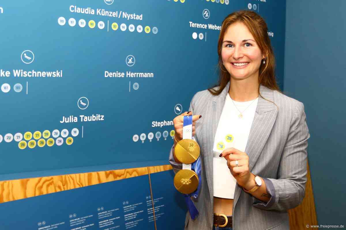 Rodlerin Julia Taubitz verewigt ihre Olympiasiege an Medaillenwand im Erzgebirge