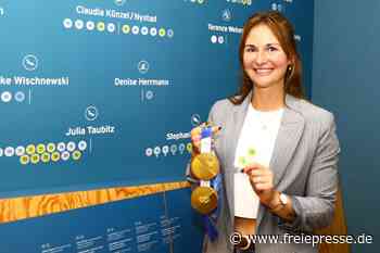 Rodlerin Julia Taubitz verewigt ihre Olympiasiege an Medaillenwand im Erzgebirge