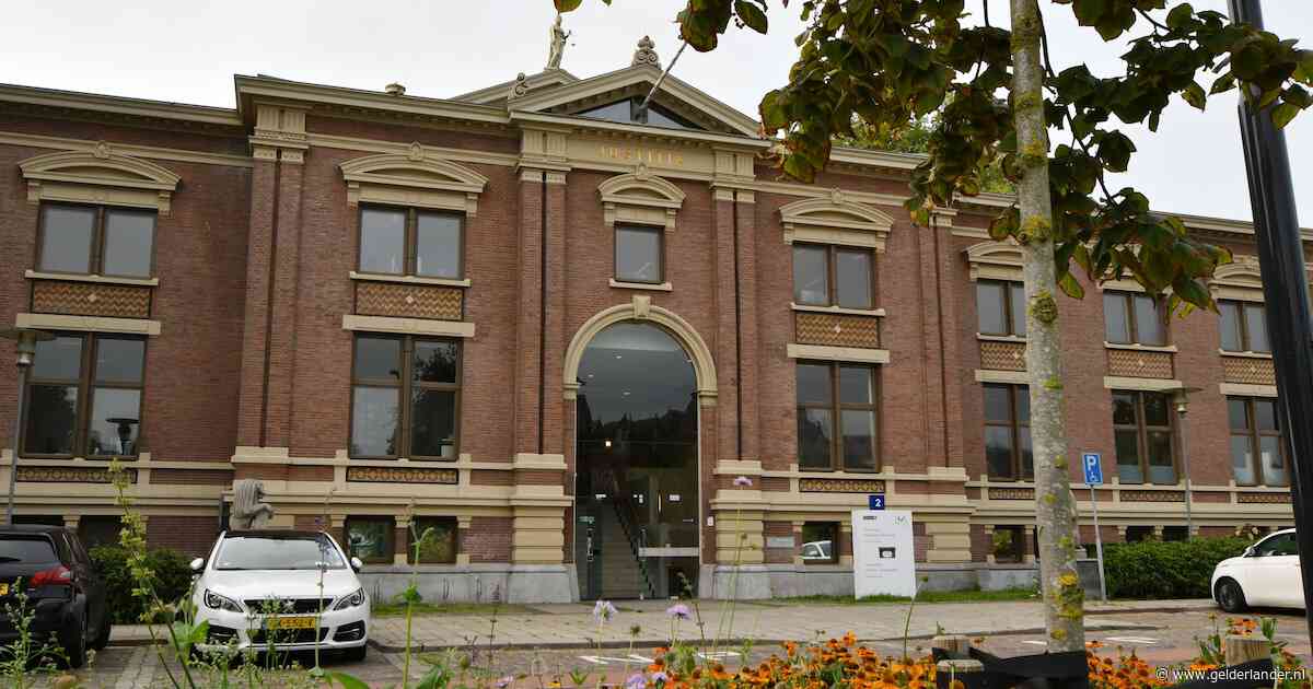 Complotdenkster B. bindt (iets) in, maar wil nog steeds onderzoek naar vermeend misbruik van kinderen