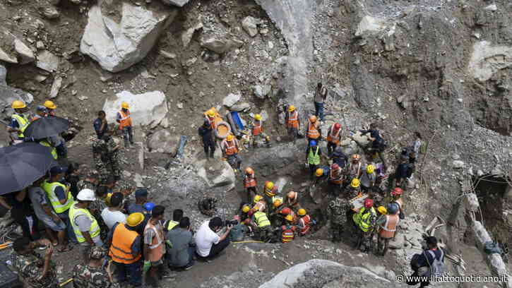 In Nepal c’è ancora vita sotto al fango: due operai trovati vivi sotto un tunnel dopo nove giorni