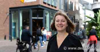 Boekenverkoopster Emma durfde haar teksten amper voor te lezen, maar nu bellen uitgeverijen haar op