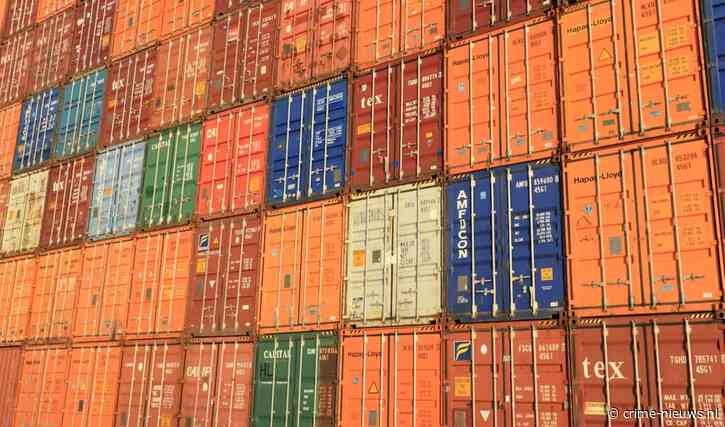 15 inklimmers ontdekt in vrachtwagen bij terminal Vlaardingen, chauffeur aangehouden