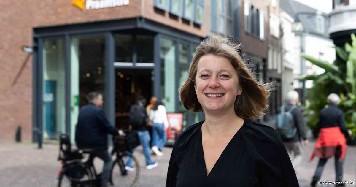 Boekenverkoopster Emma durfde haar teksten amper voor te lezen, maar nu bellen uitgeverijen haar op