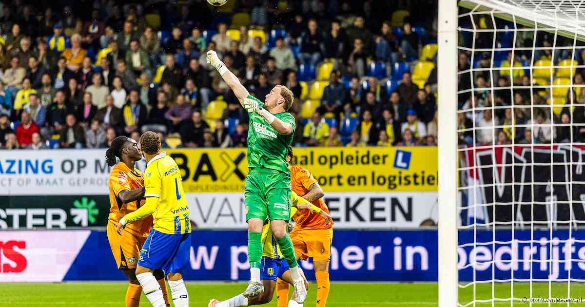 LIVE | NAC helpt RKC een handje: Hillen tikt bal ongelukkig in eigen doel