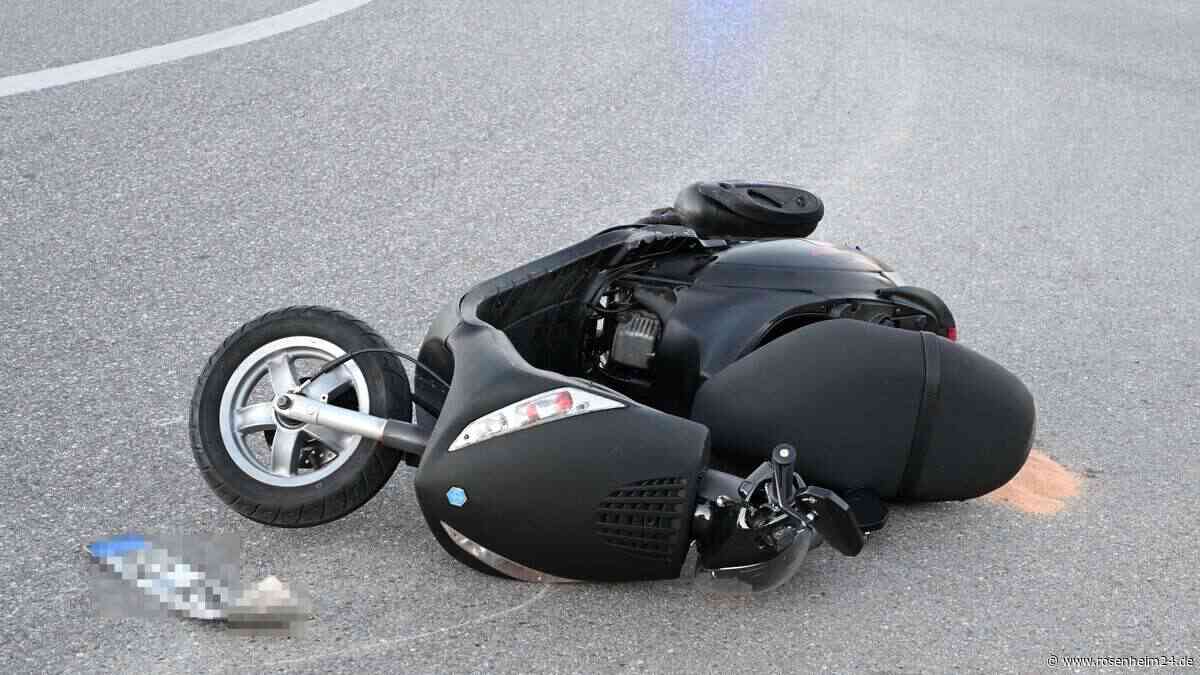 Autofahrer übersieht Roller in Kreisverkehr bei Bruckmühl – bei Sturz leicht verletzt