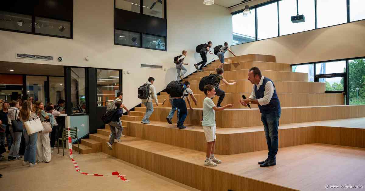 Leerlingen van Markland Zevenbergen  zijn apetrots op apenrots van bamboe in de aula