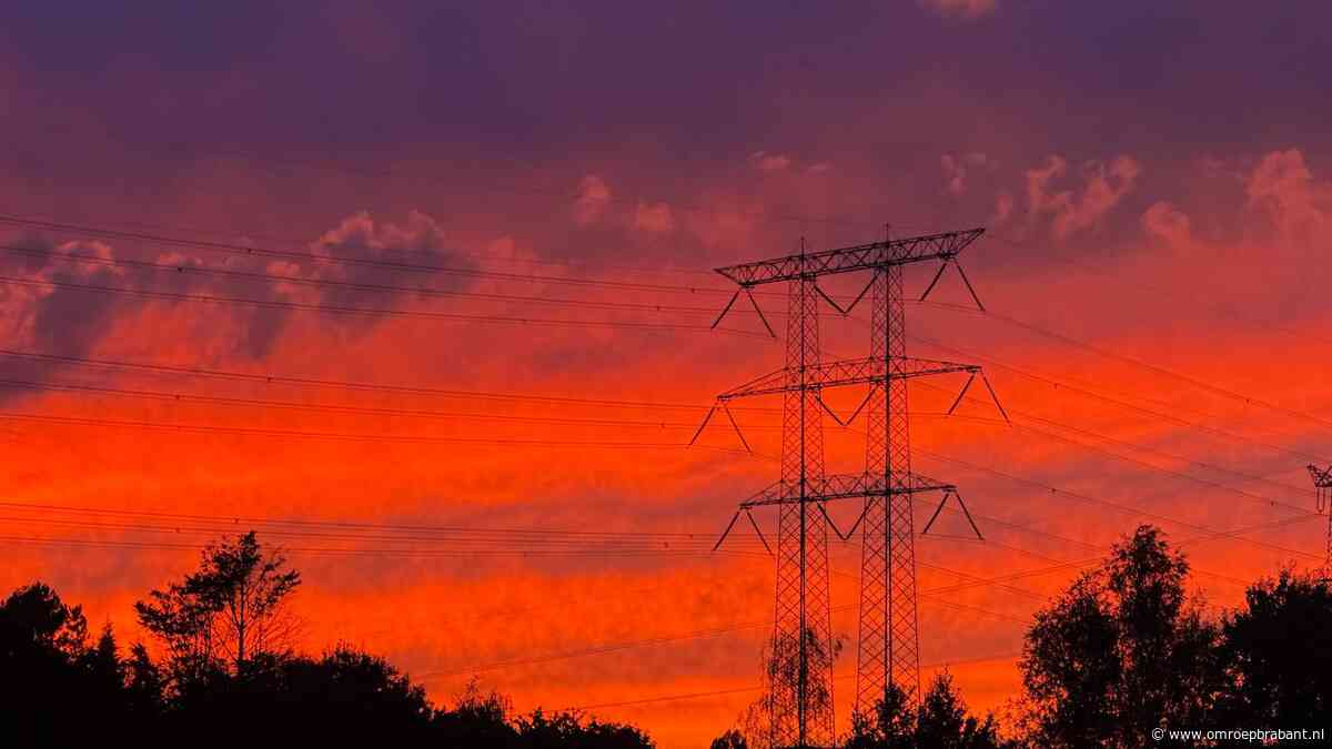 Mooie zonsondergang kleurt Brabant: 'Lijkt wel of Oirschot in brand staat'