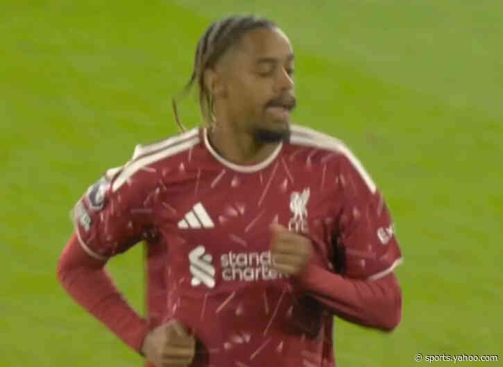 📸 Bradley Barcola makes his Liverpool bow in the Premier League!