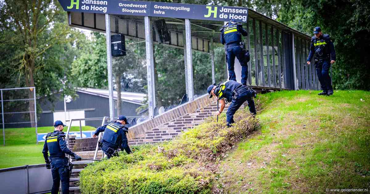 Zwaargewonde agent is weer thuis, andere agent van ic af • 32 verdachten zitten 14 dagen langer