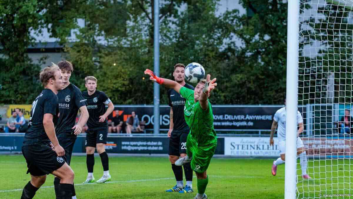 FC Schwaig gleicht nach 0:2 gegen Ismaning in Überzahl per Elfmeter aus