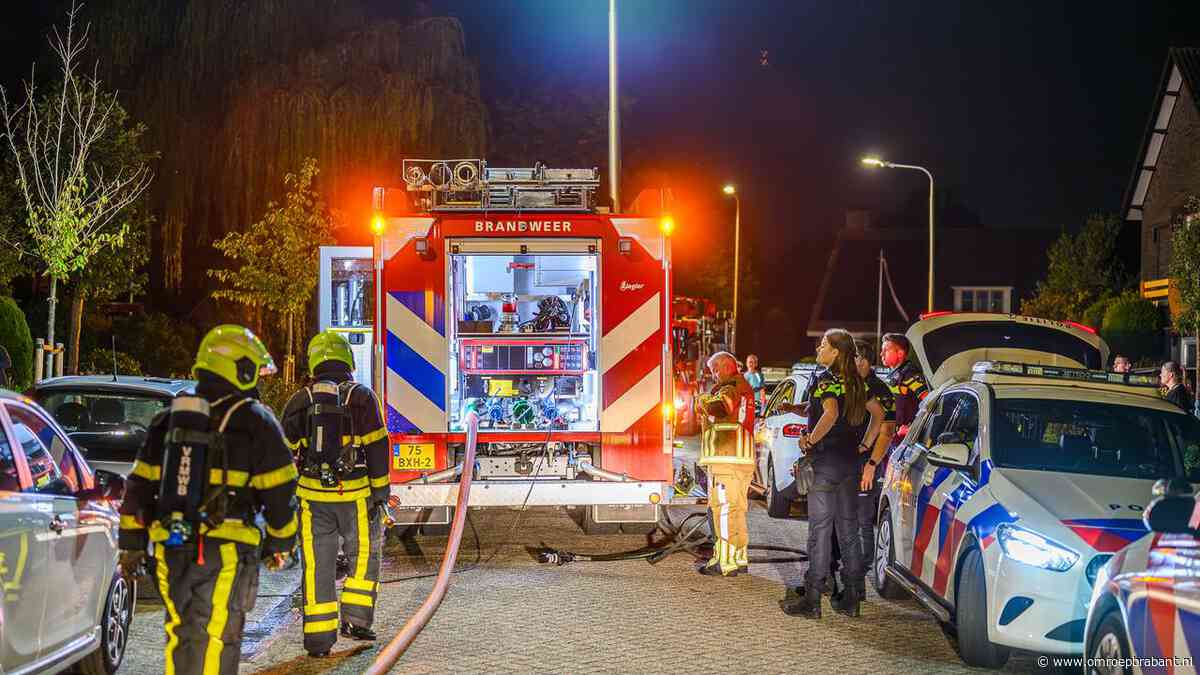 Man gewond na woningbrand in Rijsbergen, politie neemt spullen mee
