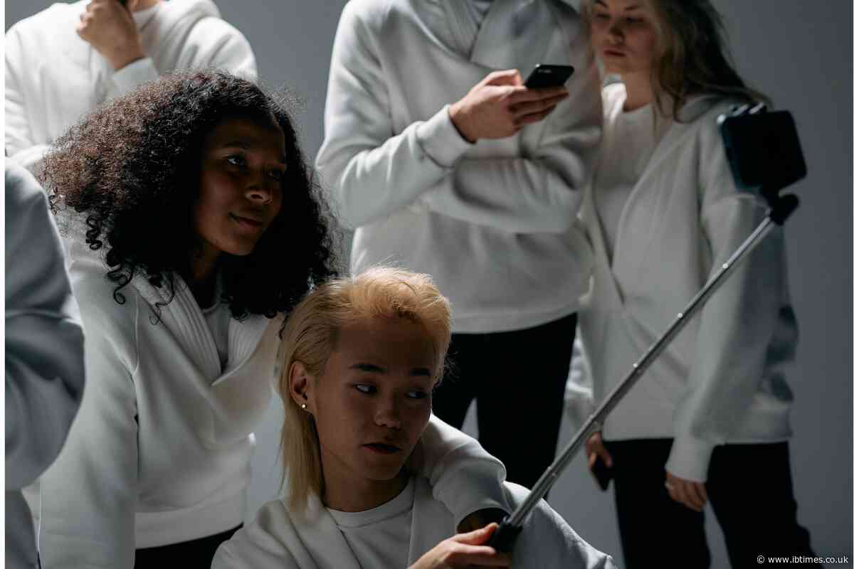 US Open Umpire Halts Naomi Osaka Match After Creators Use Blinding Ring Lights for Mid-Game Photoshoot