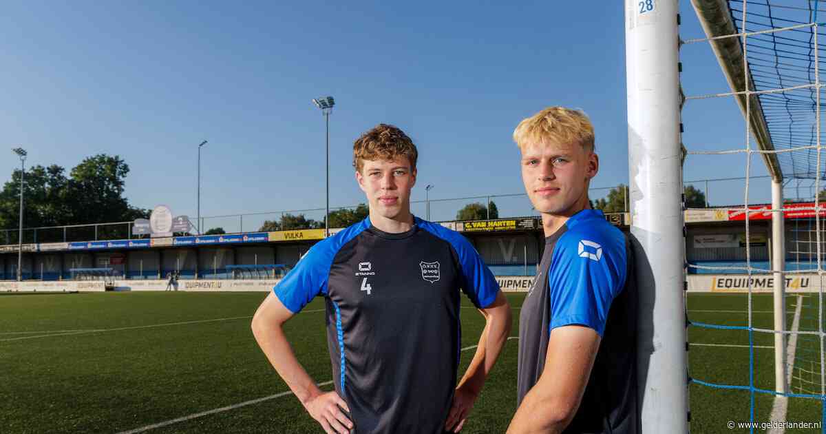 Twee broers, één voetbalpaspoort en toch totaal anders: Koen is van de voetballende oplossing, Dennis van ‘niet lullen, maar poetsen’